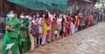 कृष्ण मन्दिर बाहिर भक्तजनको घुइँचो  