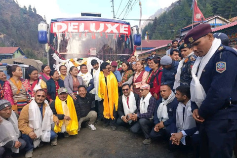 मनाङमा सार्वजनिक बस सेवा सञ्चालन सुरु