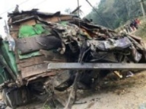 बारामा बस र ट्रक ठोक्किँदा तीन जनाको मृत्यु, २७ घाइते