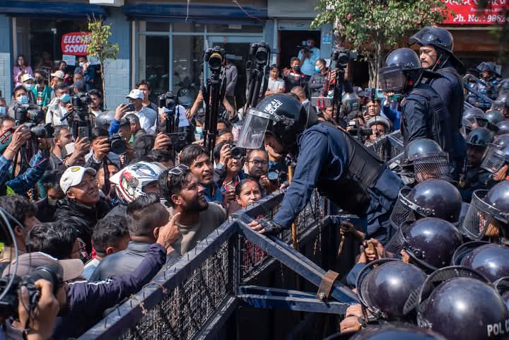 कुलमानलाई हटाएको विरोधमा प्रदर्शनकारी र प्रहरीबीच धकेलाधकेल