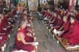 शान्ति र अहिंसाका लागि प्रार्थना गर्दै बौद्ध धर्मावलम्बी लामा गुफाभित्र