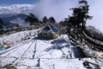 पाथीभरा देवीको दर्शन गर्न जाँदै भक्तजन