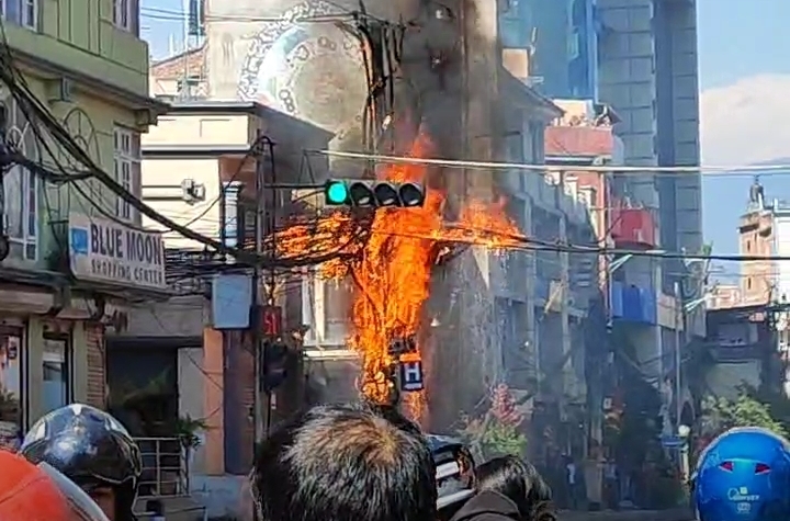 लाजिम्पाटमा बिजुलीको पोलमा आगलागी