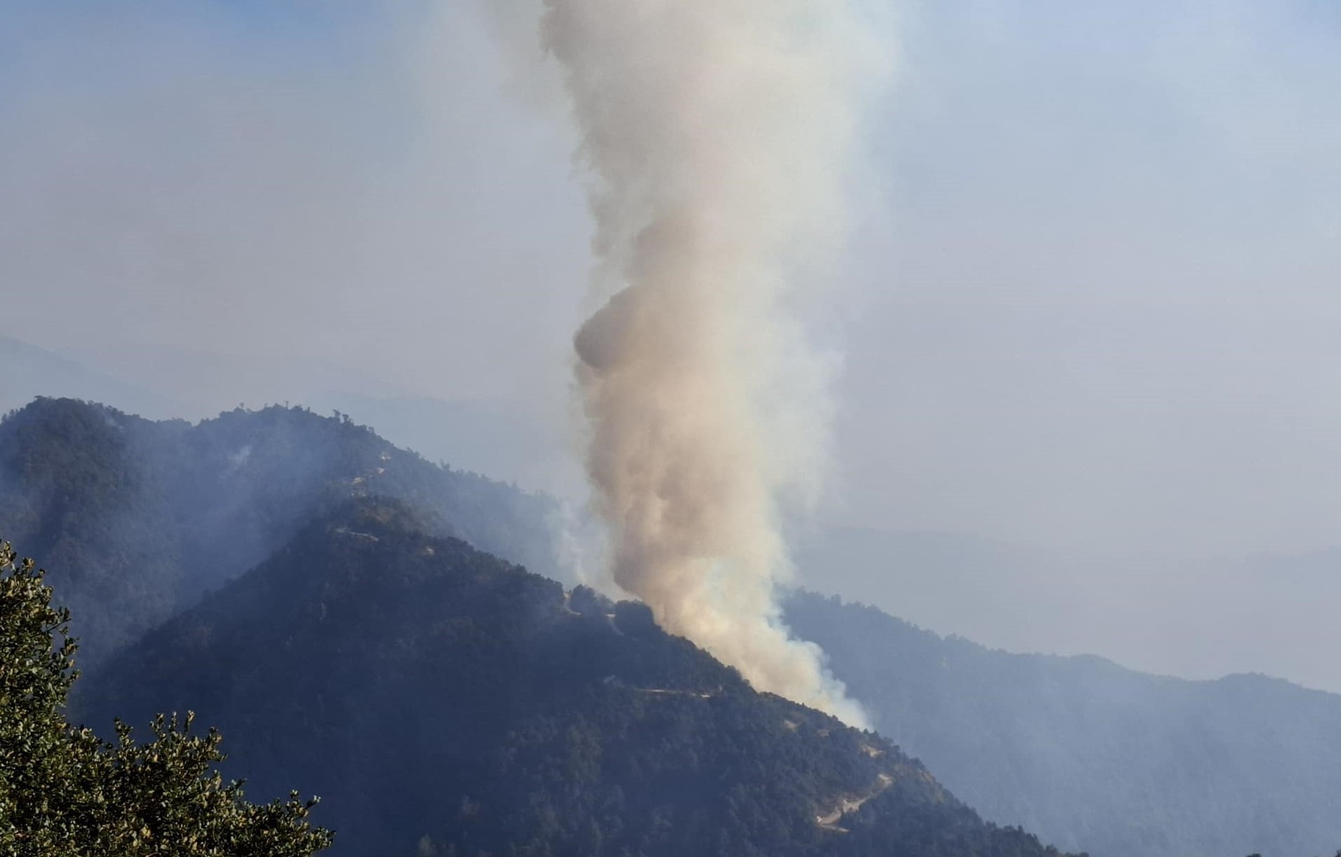  काभ्रेको महाभारत जङ्गलमा लागेको आगलागी अझै नियन्त्रणमा आएन