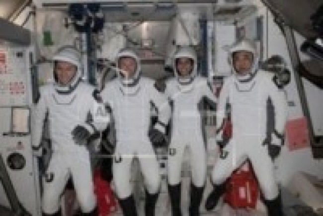 छ महिनाको परिक्रमापछि चार अन्तरिक्ष यात्री फर्किए पृथ्वीमा  