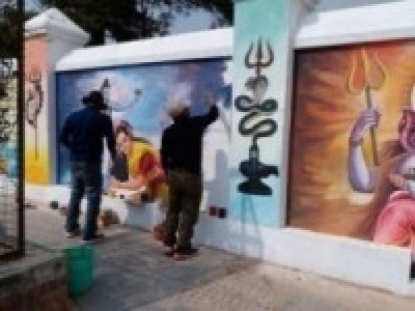पशुपतिमा महाशिवरात्रिको तयारी, भित्तामा भगवान् शिवपार्वतीका चित्र    