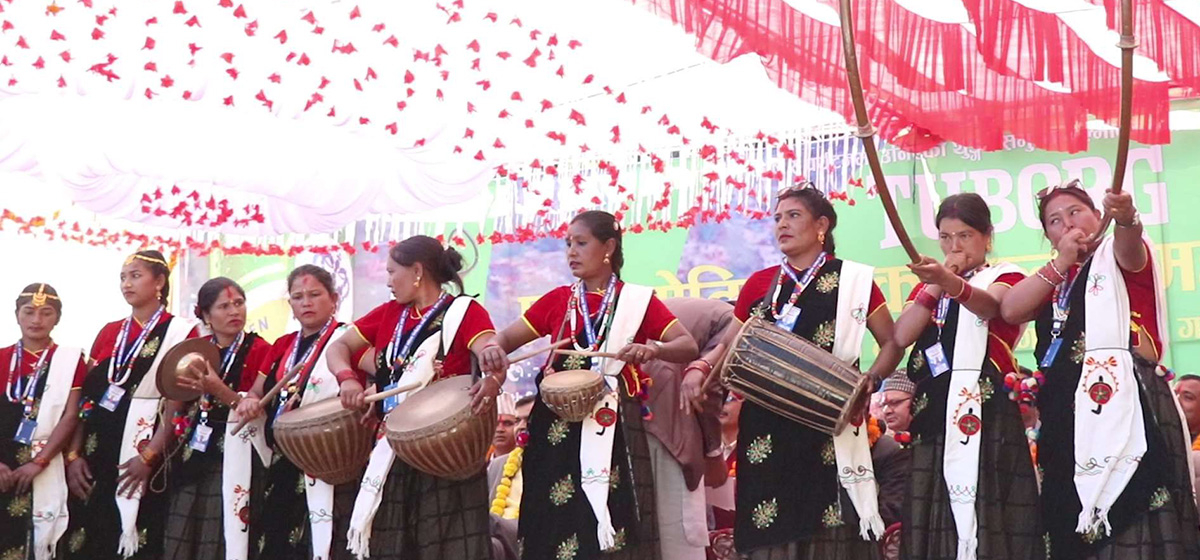 व्यावसायिक रुपमा नौमती बाजाउँदै महिला