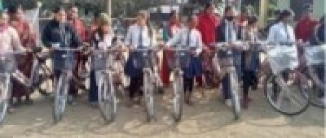 छात्रालाई  साइकल र रु एक लाख  वितरण
