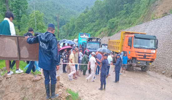 सिद्धार्थ राजमार्गका ठाउँ ठाउँमा पहिरो : सडक अवरुद्ध, उच्च सतर्कता अपनाउन आग्रह