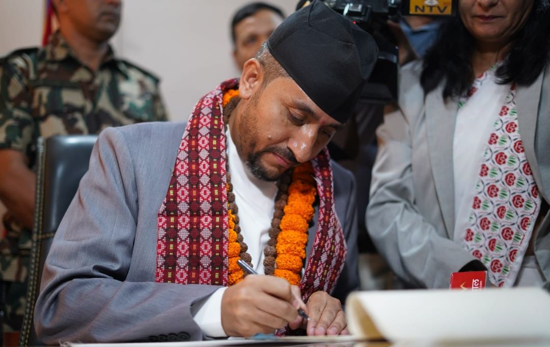 रेडियो नेपालको विरासत कायम राख्दै प्रतिस्पर्धी बन्न सञ्चारमन्त्री खरेलको निर्देशन