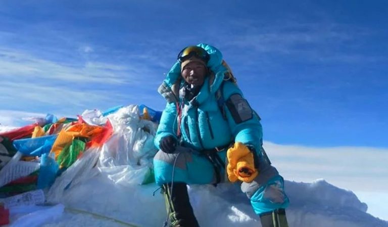 आफ्नै कीर्तिमान तोड्न सगरमाथातिर लम्किँदै कामीरिता