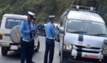 दसैँको मौका छोपी बढी भाडा लिने माइक्रो बसलाई कारबाही