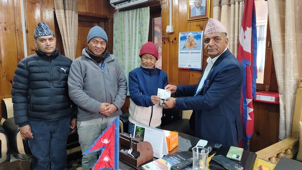 बोल्न नसक्ने वृद्धालाई नागरिकता