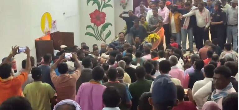 एमालेमा मौलायो गुट,धनुषाको अधिवेशनमा कुटाकुट