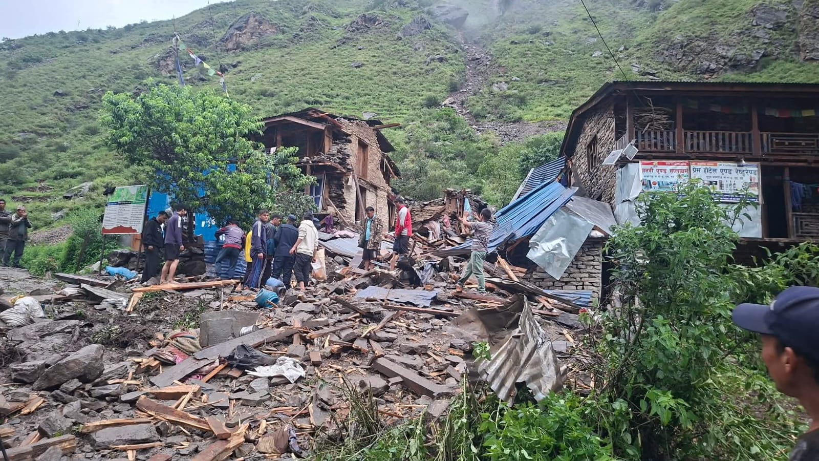 ढुङ्गासहित आएको पहिरोले बालकको मृत्यु ,बुबा र आमा घाइते