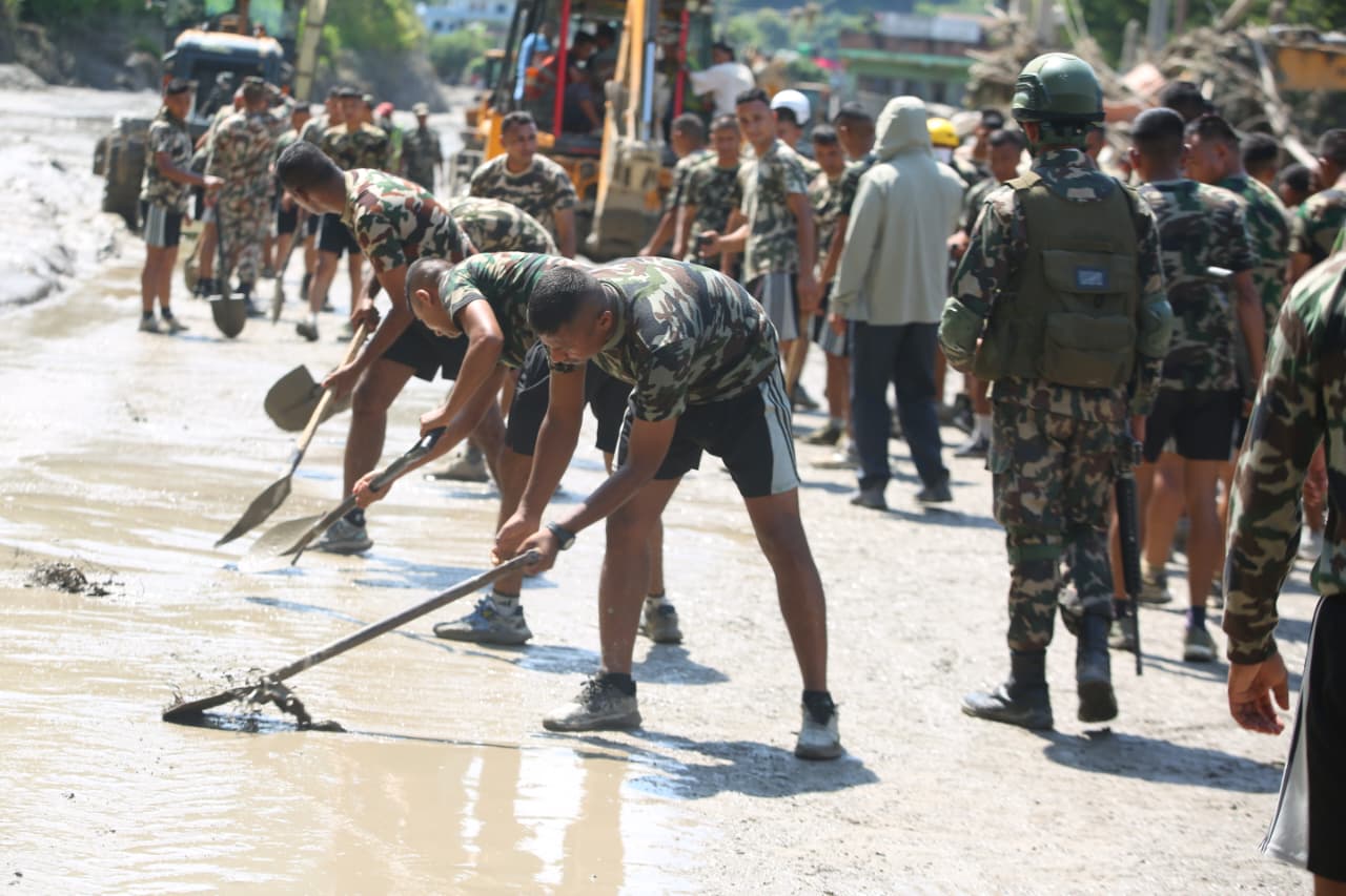 बाढीपछि अवरुद्ध धादिङ–पोखरा राजमार्ग खुलाउन सेना मैदानमा