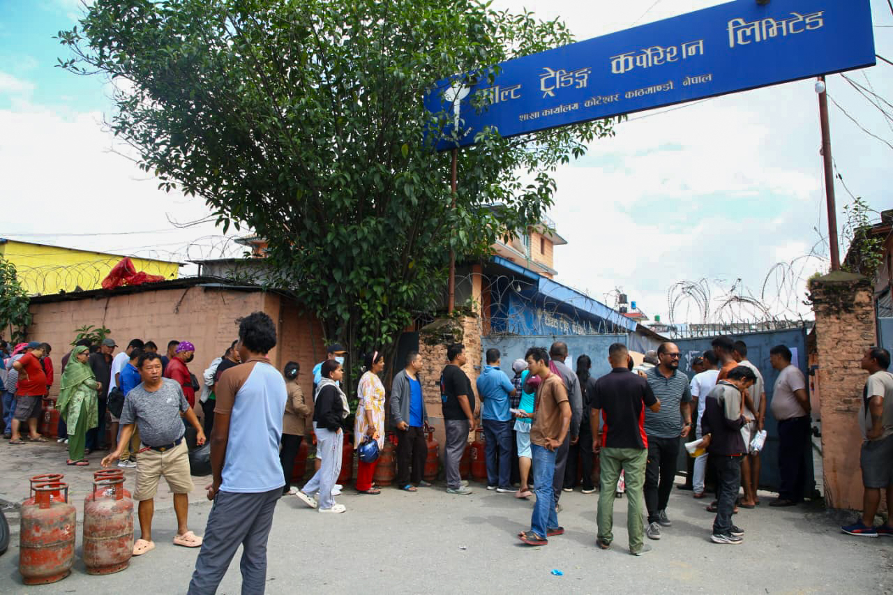 ग्यासका लागि घण्टौँ लाइनमा उपभोक्ता