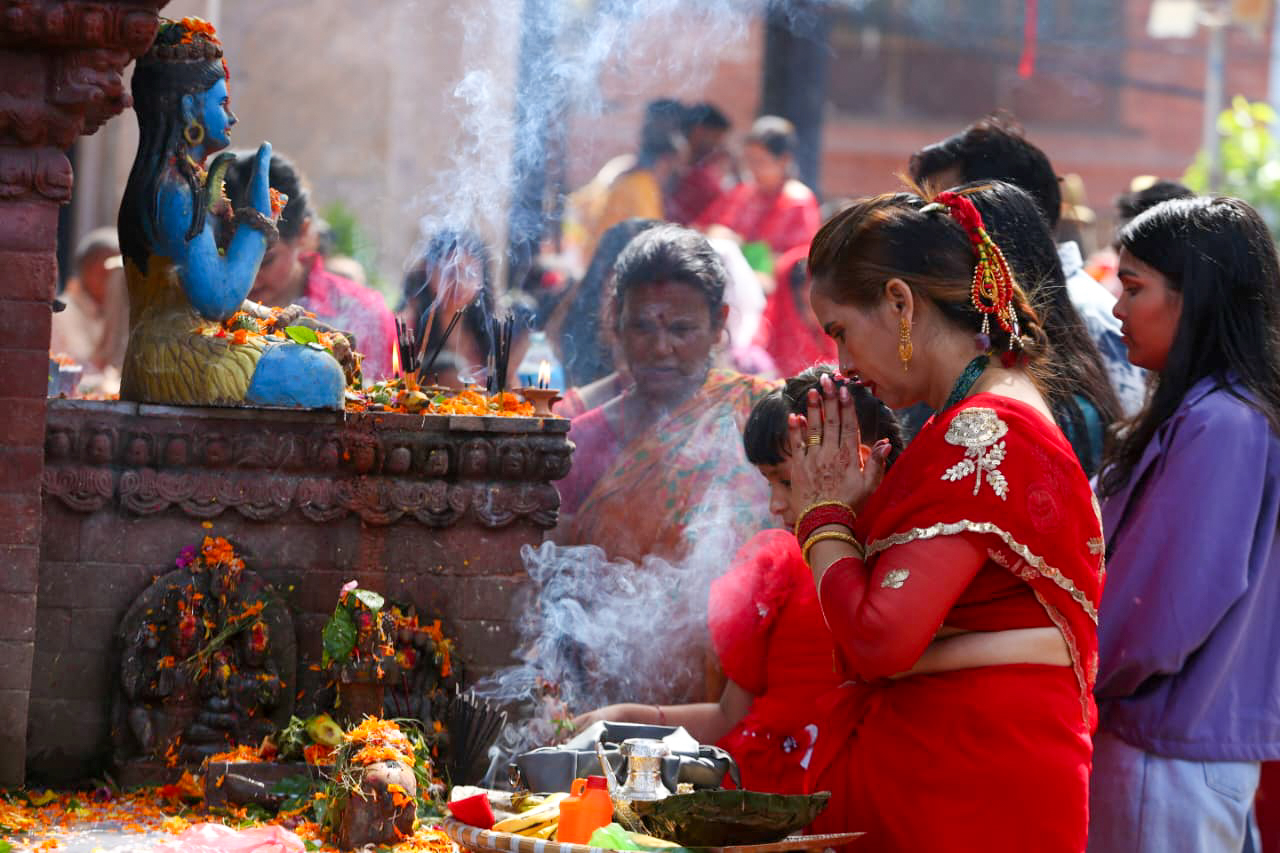 तीजमा पशुपतिनाथको दर्शन : पुरुषहरुको उपस्थिति न्यून हुँदा महिलाहरुलाई सहज