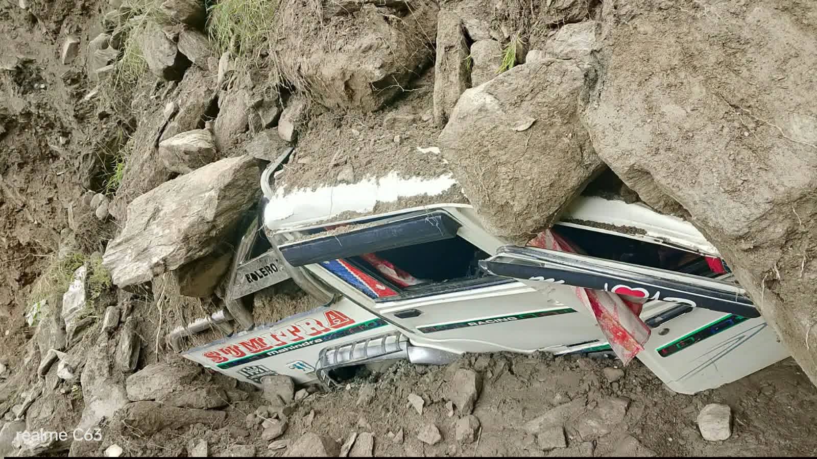 मुगुमा पहिरोले बोलेरो जिप पुरियो