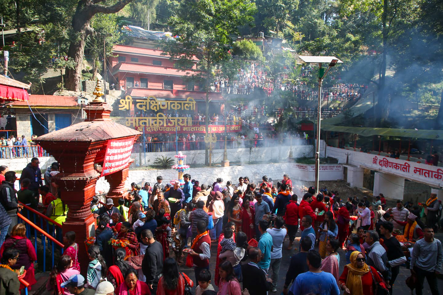 फूलपातीको अवसरमा दक्षिणकाली मन्दिरमा भक्तजनको भीड