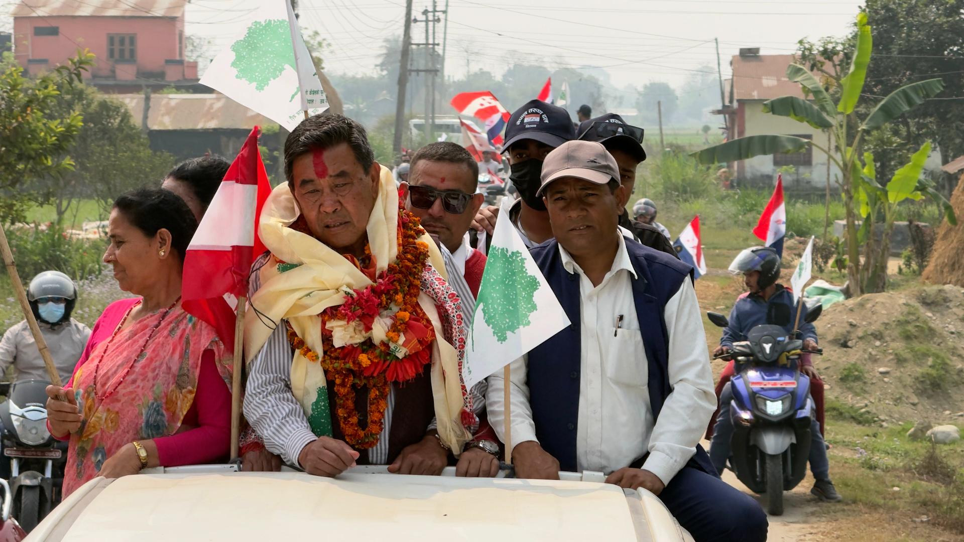 कांग्रेसका उम्मेदवार गुरुङको चितवन–३ मा घरदैलो अभियान