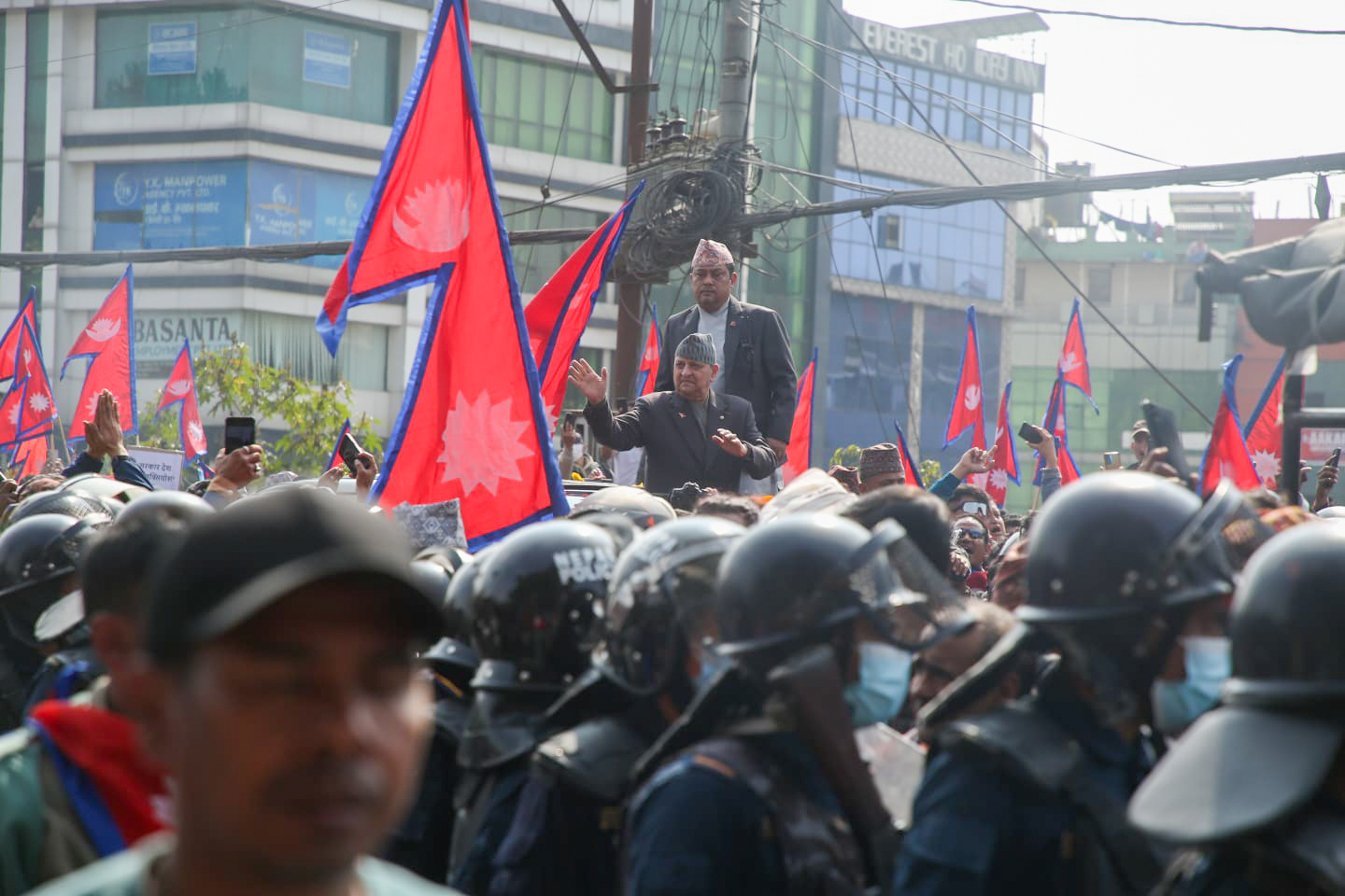 पूर्वराजा ज्ञानेन्द्र काठमाडौं आइपुग्दा समर्थकहरुको भीड