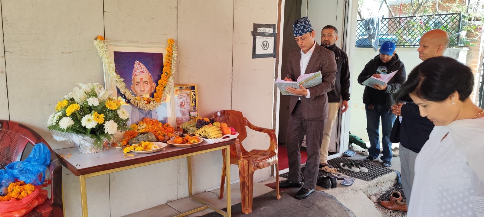 डीपी अर्याल केपी ओलीलाई भेट्न भक्तपुरस्थित गुण्डु निवासमा