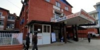 कोरोना संक्रमित युवती : आफैँ गाडी चलाएर टेकु अस्पतालमा पुगिन