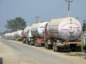 भारतबाट भित्रिए खाद्य र ग्यास बोकेका गाडी