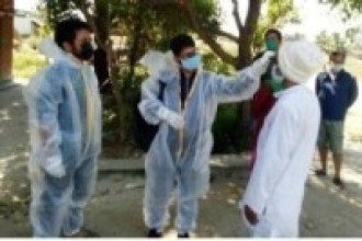 घर घरमै पुगेर स्वास्थ्य परीक्षण गर्दै स्वास्थ्यकर्मी