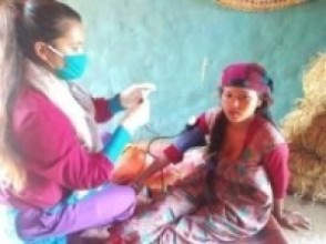 तुलसीपुर :घरमै पुगेर सुत्केरीको स्वास्थ्य परीक्षण गरिँदै