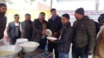 निःशुल्क खाना खुवाउँदै चितवनका युवा उद्यमी