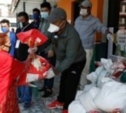 रोग र भोकमा स्थानीय सरकार :  वडामै गएर राहत प्रदान गर्दै