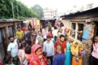 बौद्धनगर वडा नं ६ झुपड बस्तीमा राहतको पर्खाइमा मजदुर