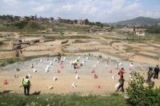 जब फोटो पत्रकारले इँटाभट्टाका श्रमिकलाई राहत बाँडे