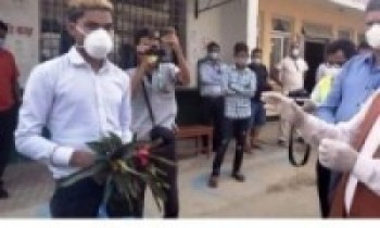 कोरोनालाई जितेर अस्पतालबाट फिर्ता भए युवक