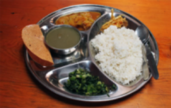 मजदुर र बालबालिकालाई निःशुल्क खाना ख्वाउँदै पनौतीका युवा