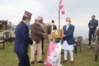 मुख्यमन्त्री राईद्वारा स्वास्थ्य सामग्री हस्तान्तरण