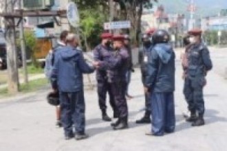 यात्रु सम्झाउँदै सुरक्षाकर्मी