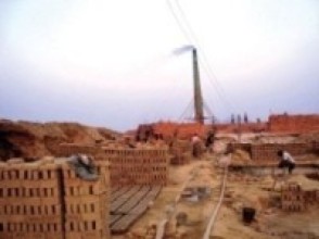 इँटाभट्टामा अड्किएका भारतीय मजदूरलाई राहत वितरण