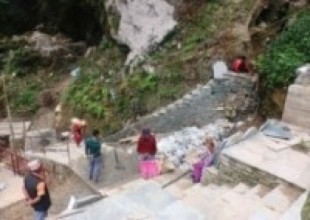 शीतल गुफा परिसरमा काममा व्यस्त श्रमिक