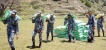 चौकीभन्दा केहीमाथि सेनाको हेलिकप्टरले सामान छाडेपछि  ओसार्दै सुरक्षाकर्मी