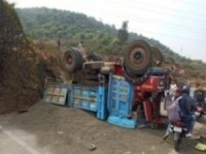 सडकमा ट्रक पल्टिदा राजमार्ग अवरुद्ध   