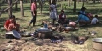 डोटी : बन्दाबन्दी खुकुलो, वनभोज जानेको भीड