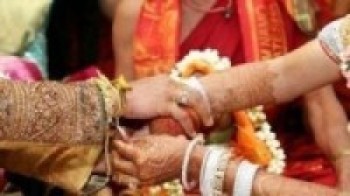 भारतमा लकडाउनमा रोकिएन विवाह, आइतबार सयौंले बाधे लगन गाठो