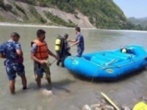 गोताखोरसहित सशस्त्र प्रहरीको टोली भेरीमा हराइरहेकाको खोजी गर्न  परिचालन