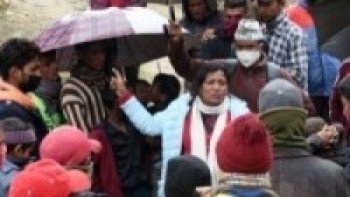 क्वारेन्टाइन बनाउन अवरोध गर्ने स्थानीयलाई सम्झाउँदै नगरप्रमुख सेजुवाई