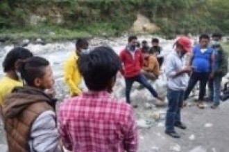 गाउँ प्रवेशमा रोक लगाएपछि मजदुर अल्पत्र