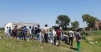 नेपालमा काम गर्ने  हजारौँ भारतीय, सीमामा अलपत्र