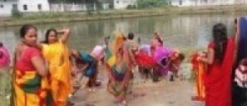 कोरोना भगाउने नाममा जलाशयमा महिलाको भीड
